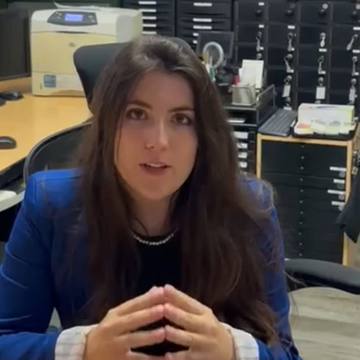 Florencia Sáez Benito trabajando en su escritorio